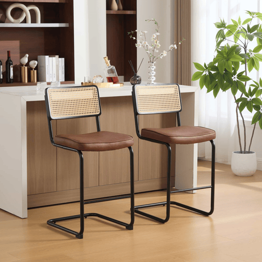 Conjunto de 2 bancos de bar modernos - design de alto brilho, estofados em couro sintético PU de estilo vintage, sem braços, encosto com estrutura em madeira e efeito rattan, pernas metálicas lacadas - Castanho Conjunto de 2 bancos de bar modernos - design de alto brilho, estofados em couro sintético PU de estilo vintage, sem braços, encosto com estrutura em madeira e efeito rattan, pernas metálicas lacadas - Castanho