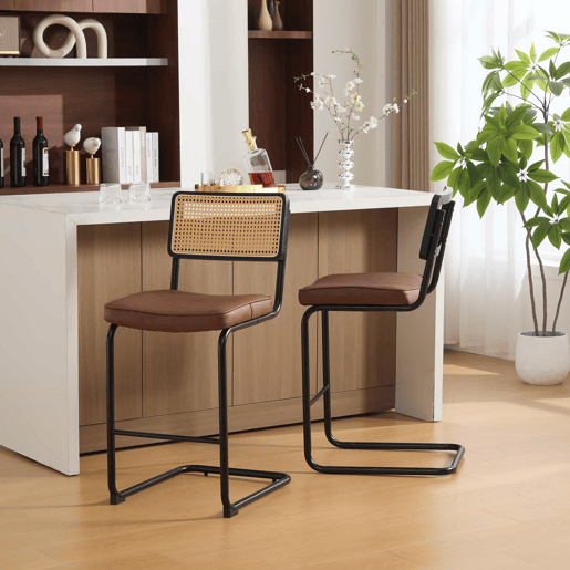 Conjunto de 2 bancos de bar modernos - design de alto brilho, estofados em couro sintético PU de estilo vintage, sem braços, encosto com estrutura em madeira e efeito rattan, pernas metálicas lacadas - Castanho Conjunto de 2 bancos de bar modernos - design de alto brilho, estofados em couro sintético PU de estilo vintage, sem braços, encosto com estrutura em madeira e efeito rattan, pernas metálicas lacadas - Castanho