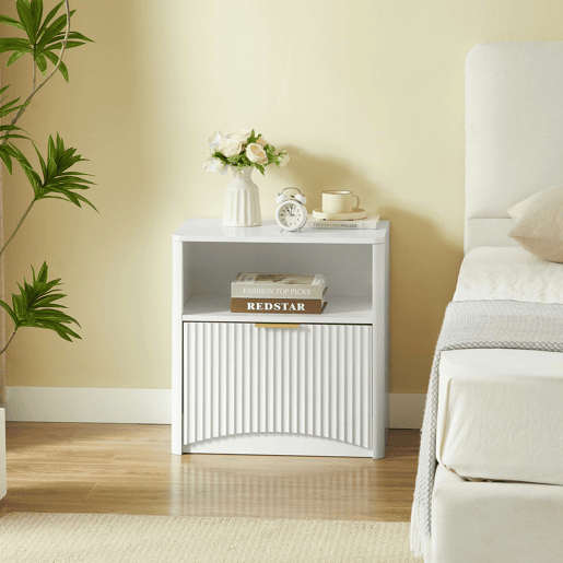 Mesa de cabeceira com gaveta aberta e puxadores dourados, design compacto para o quarto e a sala - Branco Mesa de cabeceira com gaveta aberta e puxadores dourados, design compacto para o quarto e a sala - Branco