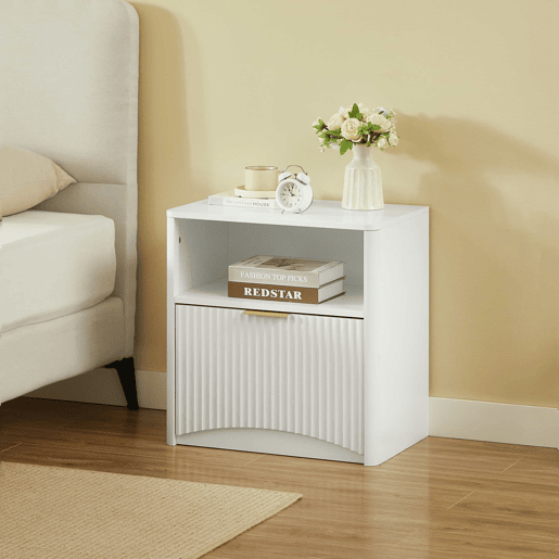 Mesa de cabeceira com gaveta aberta e puxadores dourados, design compacto para o quarto e a sala - Branco Mesa de cabeceira com gaveta aberta e puxadores dourados, design compacto para o quarto e a sala - Branco