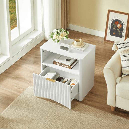 Mesa de cabeceira com gaveta aberta e puxadores dourados, design compacto para o quarto e a sala - Branco Mesa de cabeceira com gaveta aberta e puxadores dourados, design compacto para o quarto e a sala - Branco