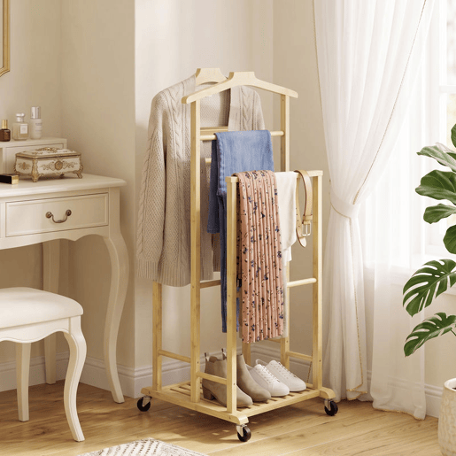 HOMCOM Galã de Noite em Bambu, Cabideiro com Rodas, Barras para Roupa, Suporte para Calças, Bandeja e Prateleira Inferior, Ideal para Quarto, 41x50x105 cm, Natural HOMCOM Galã de Noite em Bambu, Cabideiro com Rodas, Barras para Roupa, Suporte para Calças, Bandeja e Prateleira Inferior, Ideal para Quarto, 41x50x105 cm, Natural