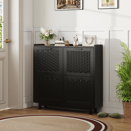 Sapateira preta com portas basculantes, frente com efeito rattan, armazenamento compacto com puxadores de metal Sapateira preta com portas basculantes, frente com efeito rattan, armazenamento compacto com puxadores de metal