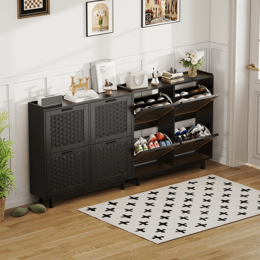 Sapateira preta com portas basculantes, frente com efeito rattan, armazenamento compacto com puxadores de metal Sapateira preta com portas basculantes, frente com efeito rattan, armazenamento compacto com puxadores de metal