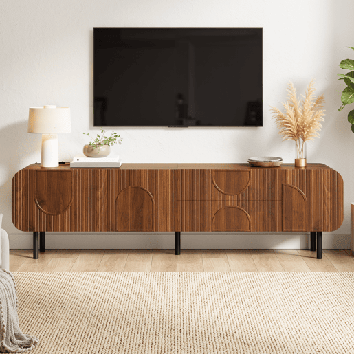 Móvel de TV com 3 portas e 2 gavetas - estilo Mid-Century, ranhuras verticais, relevos em arco, cantos arredondados, pés metálicos, passagem para cabos, móvel de sala - Nogueira