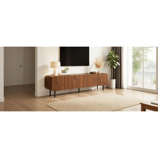 Móvel de TV com 3 portas e 2 gavetas - estilo Mid-Century, ranhuras verticais, relevos em arco, cantos arredondados, pés metálicos, passagem para cabos, móvel de sala - Nogueira