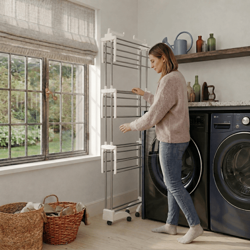 Well Home Estendal Vertical Dobrável de 3 Níveis com Rodas A.176 cm, Prateleiras Ajustáveis e 2 Suportes para Cabides com Estrutura Metálica
