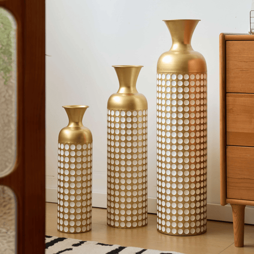 Conjunto de 3 vasos de chão (506683 cm) - Metal com padrão de pontos brancos, design elegante para flores secas e ervas da pampa - Bronze antigo e branco Conjunto de 3 vasos de chão (506683 cm) - Metal com padrão de pontos brancos, design elegante para flores secas e ervas da pampa - Bronze antigo e branco