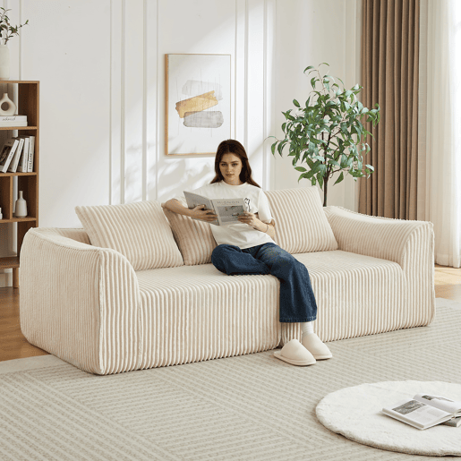 Sofá minimalista de 3 lugares - Linhas suaves, encosto inclinado e 2 almofadas - Bege Sofá minimalista de 3 lugares - Linhas suaves, encosto inclinado e 2 almofadas - Bege
