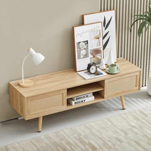 Móvel de TV de 140 cm - com portas duplas de correr, prateleiras ajustáveis e pés em madeira maciça - cor Natural Wood Móvel de TV de 140 cm - com portas duplas de correr, prateleiras ajustáveis e pés em madeira maciça - cor Natural Wood
