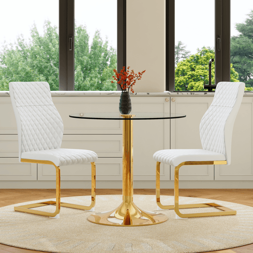 Conjunto mesa e cadeiras jantar Ø85 cm - Mesa redonda de vidro temperado com estrutura dourada e 2 cadeiras modernas PU com encosto acolchoado em losangos - Branco, dourado e transparente Conjunto mesa e cadeiras jantar Ø85 cm - Mesa redonda de vidro temperado com estrutura dourada e 2 cadeiras modernas PU com encosto acolchoado em losangos - Branco, dourado e transparente