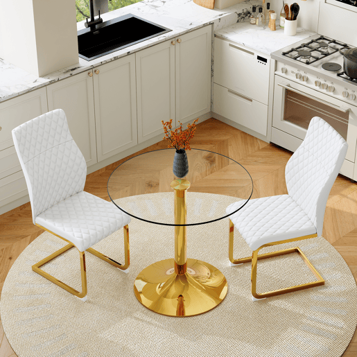 Conjunto mesa e cadeiras jantar Ø85 cm - Mesa redonda de vidro temperado com estrutura dourada e 2 cadeiras modernas PU com encosto acolchoado em losangos - Branco, dourado e transparente Conjunto mesa e cadeiras jantar Ø85 cm - Mesa redonda de vidro temperado com estrutura dourada e 2 cadeiras modernas PU com encosto acolchoado em losangos - Branco, dourado e transparente