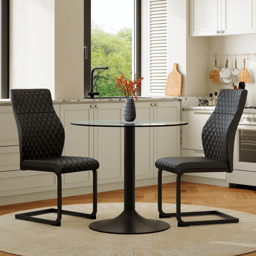 Conjunto mesa e cadeiras jantar 3 peças - Mesa redonda vidro Ø85 cm com 2 cadeiras PU pretas de encosto alto e capitonê losango - Elegante Conjunto mesa e cadeiras jantar 3 peças - Mesa redonda vidro Ø85 cm com 2 cadeiras PU pretas de encosto alto e capitonê losango - Elegante