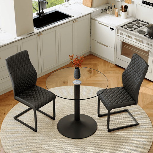 Conjunto mesa e cadeiras jantar 3 peças - Mesa redonda vidro Ø85 cm com 2 cadeiras PU pretas de encosto alto e capitonê losango - Elegante Conjunto mesa e cadeiras jantar 3 peças - Mesa redonda vidro Ø85 cm com 2 cadeiras PU pretas de encosto alto e capitonê losango - Elegante