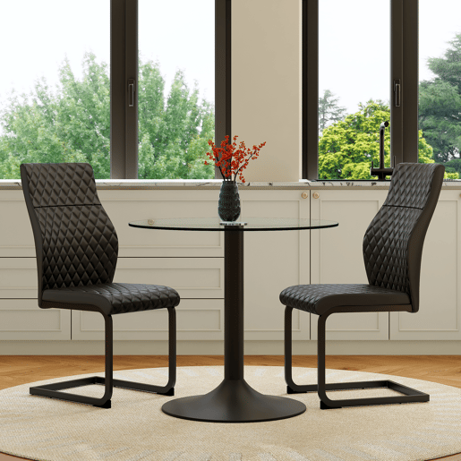 Conjunto mesa e cadeiras jantar 3 peças - Mesa redonda vidro Ø85 cm com 2 cadeiras PU pretas de encosto alto e capitonê losango - Elegante Conjunto mesa e cadeiras jantar 3 peças - Mesa redonda vidro Ø85 cm com 2 cadeiras PU pretas de encosto alto e capitonê losango - Elegante