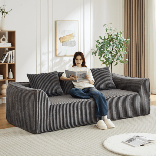 Sofá Minimalista 235 cm 3 lugares - Linhas curvas, encosto ligeiramente inclinado, com duas almofadas - Cinza Sofá Minimalista 235 cm 3 lugares - Linhas curvas, encosto ligeiramente inclinado, com duas almofadas - Cinza