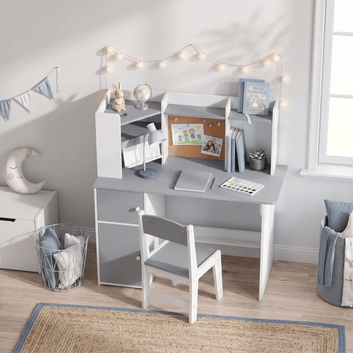 AIYAPLAY Secretária Infantil com Cadeira, Suporte Ajustável para Tablet, Porta-lápis, Quadro de Cortiça, Estantes e Armários, 5-12 Anos, Cinzento AIYAPLAY Secretária Infantil com Cadeira, Suporte Ajustável para Tablet, Porta-lápis, Quadro de Cortiça, Estantes e Armários, 5-12 Anos, Cinzento
