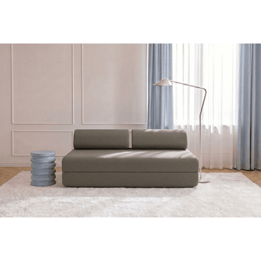 Sofá-cama conversível para 2 a 3 pessoas, tecido liso na cor taupe. Sofá-cama conversível para 2 a 3 pessoas, tecido liso na cor taupe.