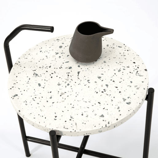 Mesa de apoio redonda Yala, tampo em mosaico branco e pernas em metal preto mateDIAMETRO: 41 cm