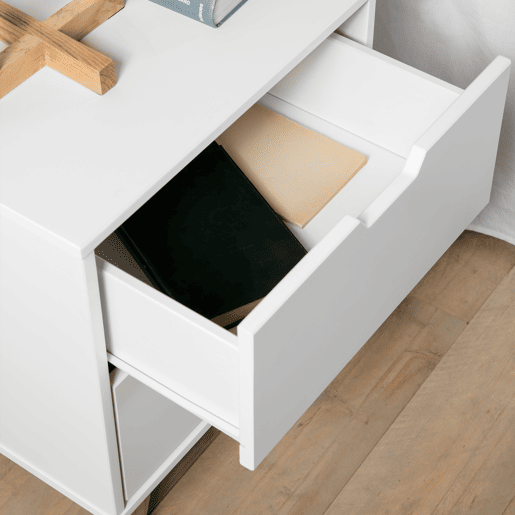 Mesa de cabeceira Miranda com 2 gavetas Branco, MDF lacado, pernas de madeira e corrediças de metal