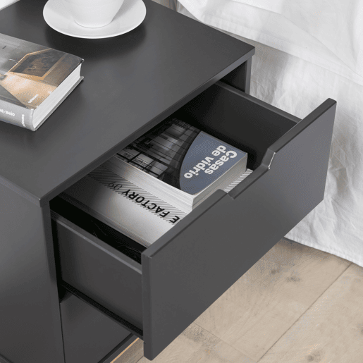 Mesa de cabeceira Miranda com 2 gavetas Antracite, MDF lacado, pernas de madeira e corrediças metálicas