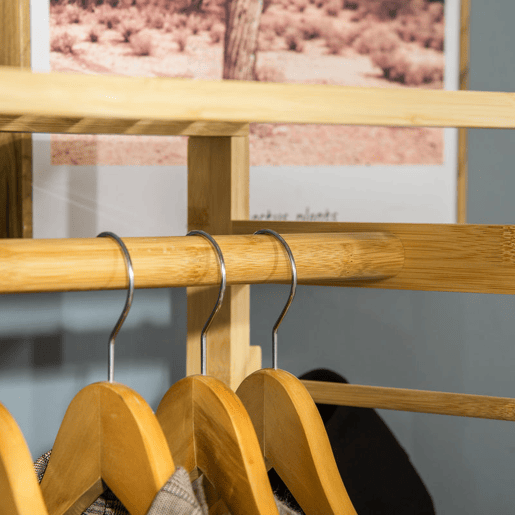 HOMCOM Suporte para Cabides de Bambu Cabideiro com Prateleiras de 4 Níveis com Barra Prateleira Inferior e Cabide Lateral para Roupas Bolsas 90x30x155cm Madeira