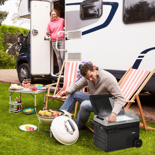 Outsunny Geleira de Compressor Portátil 60L Geleira de Carro CC 12V24V até -20? com Ecrã LED Tátil Alça Retrátil e Rodas 71,1x46x57,1 cm Preto