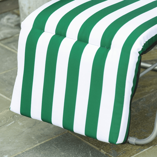 Outsunny Conjunto de 2 Espreguiçadeiras Dobráveis de Jardim Exterior com Almofada Acolchoada, Encosto Ajustável em 5 Posições, Apoio para Pés e Estrutura de Aço, 60x75x65-102 cm, Riscas Verdes