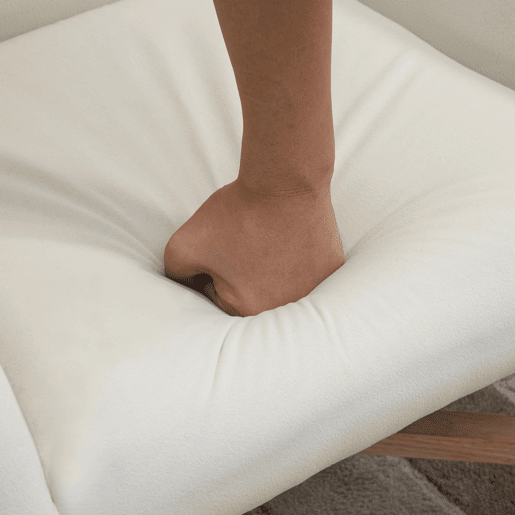 HOMCOM Poltrona de Sala de Estar Estofada em Veludo Poltrona Relax Moderna com Apoio para os Braços Acolchoados Pés de Madeira e Base Cruzada para Dormitório 67x65x74cm Branco Creme