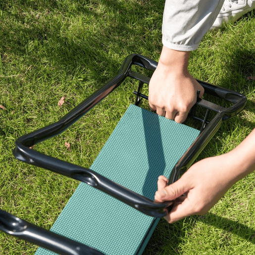 Outsunny Banco de Jardim Dobrável e Portátil Banco de Jardim com Joelheira para Jardinagem com Almofadas de Espuma EVA para Proteger seus Joelhos e Roupas 58x28x49cm Verde e Preto