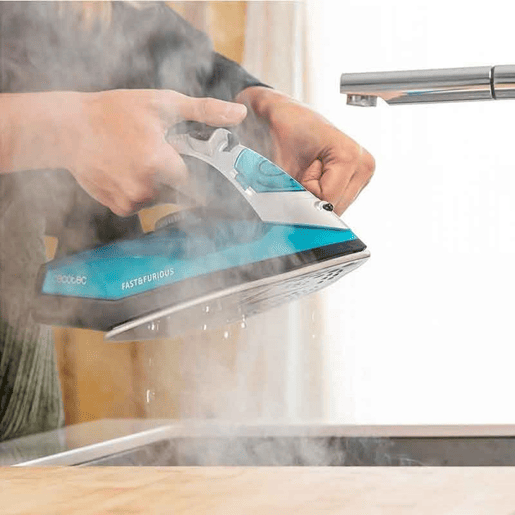 Cecotec Ferro de engomar a vapor com 2600 W de potência, vapor continuo de 55 gmin e 200 gmin de jato de vapor.