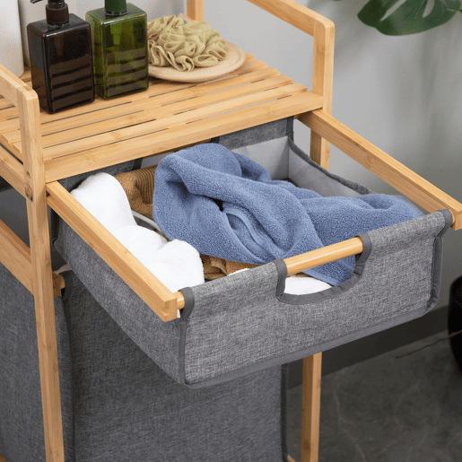 HOMCOM Cesto de Roupa Suja de Bambu Cesto de Roupa com 2 Bolsas de Tecido Amovíveis Prateleira Aberta 2 Alças Laterais 4 Rodas 42x35x84,5cm Cinza e Madeira