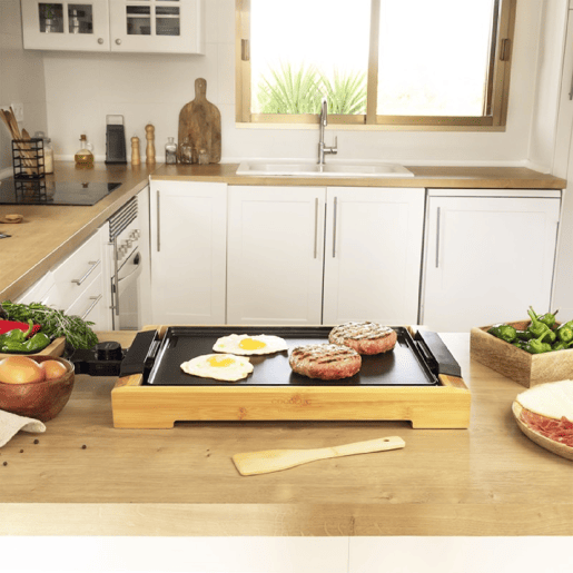 Cecotec Grelhador de mesa elétrico de 2000 W, com estrutura de bambu, termostato regulável e placa antiaderente com superfície plana, revestimento de alumínio fundido e apta para máquina da louça.