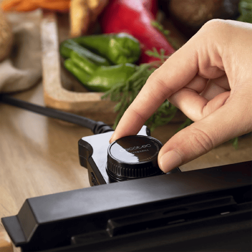 Cecotec Grelhador de mesa elétrico de 2000 W, com estrutura de bambu, termostato regulável e placa antiaderente com superfície plana, revestimento de alumínio fundido e apta para máquina da louça.