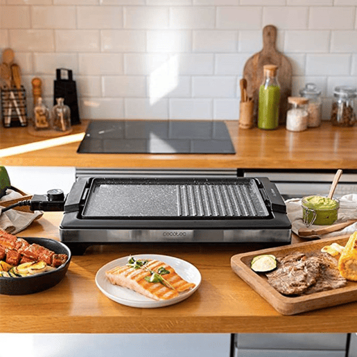 Cecotec Grelhador de mesa elétrico de 2000 W, com estrutura de design e acabamentos em aço inoxidável. Termostato regulável e placa antiaderente com superfície mista de grill e prancha, revestimento RockStone e apta para máquina da loiça.