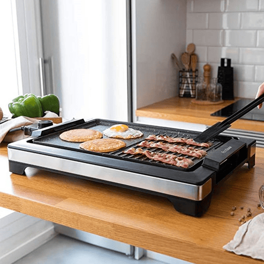 Cecotec Grelhador de mesa elétrico de 2000 W, com estrutura de design e acabamentos em aço inoxidável. Termostato regulável e placa antiaderente com superfície mista de grill e prancha, revestimento RockStone e apta para máquina da loiça.