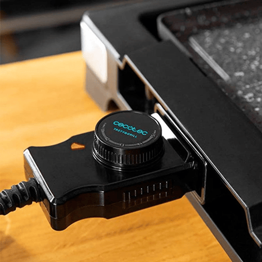 Cecotec Grelhador de mesa elétrico de 2000 W, com estrutura de design e acabamentos em aço inoxidável. Termostato regulável e placa antiaderente com superfície mista de grill e prancha, revestimento RockStone e apta para máquina da loiça.