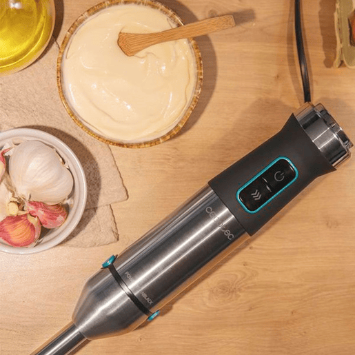 Cecotec Varinha mágica de 1500 W, tecnologia CrossBlades com lâminas de 4 folhas, revestimento de titânio preto, pé XL extra comprido, proteção anti salpicos e seletor de velocidade com função Turbo. Inclui copo de 800 ml com tampa e batedor de claras.