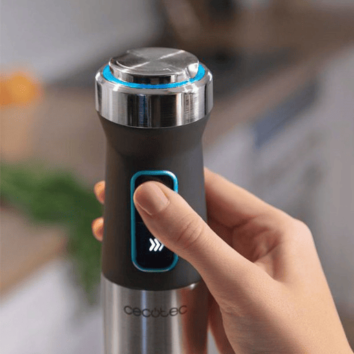 Cecotec Varinha mágica de 1500 W, tecnologia CrossBlades com lâminas de 4 folhas, revestimento de titânio preto, pé XL extra comprido, proteção anti salpicos e seletor de velocidade com função Turbo. Inclui copo de 800 ml com tampa e batedor de claras.
