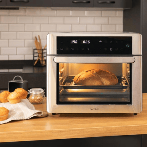 Cecotec Forno de convecção com 30 litros de capacidade e 1800 W de potência.