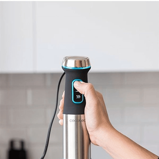 Cecotec Varinha mágica de 1200 W, tecnologia CrossBlades com lâminas de 4 folhas, revestimento de titânio preto, pé XL extra comprido, proteção anti salpicos e seletor de velocidade com função Turbo. Inclui copo de 800 ml com tampa.