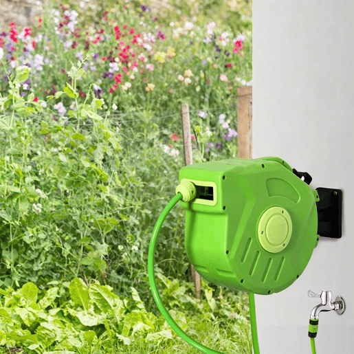 Outsunny Carretel para Mangueira 15m+1,5m Enrolador de Mangueira Montado na Parede Enrolador Automático 180º Giratório 47,5x15,5x35,5cm Verde