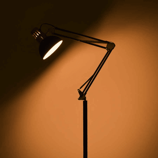 candeeiro de pé metálico cor preta série antigona 28cm