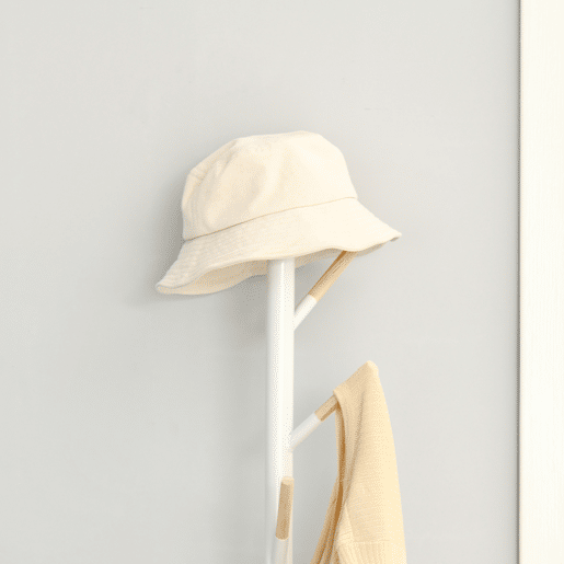 HOMCOM Cabide de Pé de Madeira Cabide de Pé com 6 Ganchos para Roupa Bolsas e Estrutura de Metal para Sala de Estar Entrada Dormitório 35x35x174cm Branco e Madeira