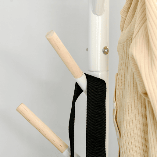HOMCOM Cabide de Pé de Madeira Cabide de Pé com 6 Ganchos para Roupa Bolsas e Estrutura de Metal para Sala de Estar Entrada Dormitório 35x35x174cm Branco e Madeira