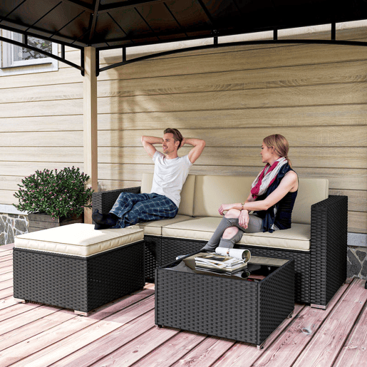 Outsunny Conjunto de Móveis de Vime de Jardim 3 Peças Conjunto de Móveis de Vime Exterior Sofá de 3 Lugares com Almofadas Acolchoadas Mesa de Centro com Bancada de Vidro Temperado e Banco Preto e Bege