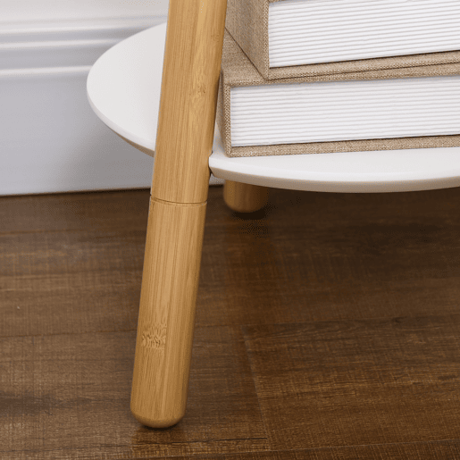 HOMCOM Cabide de Pé de Bambu 2 em 1 Cabide de Pé com 2 Prateleiras 5 Ganchos para Roupas Bolsas e Estrutura de Alumínio para Entrada Dormitório 39x5x39,5x71cm Madeira e Branco