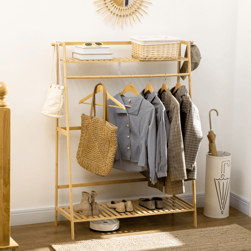HOMCOM Suporte para Cabide de Bambu para Roupa com 2 Prateleiras de Armazenamento 2 Ganchos Laterais e Barra Suspensa para Entrada Dormitório Escritório 114x40x139 cm Madeira
