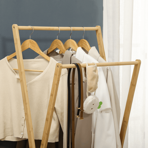 HOMCOM Suporte para Cabides de Bambu Porta Cabides com Prateleira para Sapatos 2 Barras e 2 Ganchos para Corredor Entrada Dormitório 74x42x150 cm Madeira