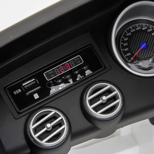 HOMCOM Carro Elétrico Mercedes AMG 12V para Crianças acima de 3 Anos com Controle Remoto Música Luzes Abertura da Porta 115x70x55cm Branco HOMCOM Carro Elétrico Mercedes AMG 12V para Crianças acima de 3 Anos com Controle Remoto Música Luzes Abertura da Porta 115x70x55cm Branco